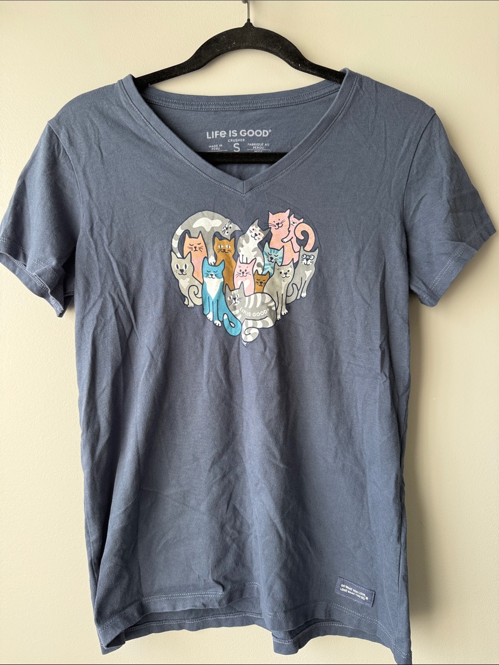 Life Is Good Navy V-Neck Tee with Heart of Colorful Cats crusher tee cotton S